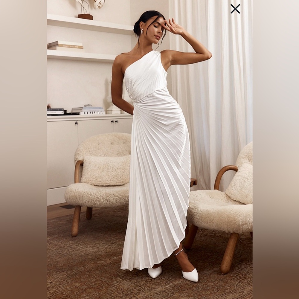 Selfie Leslie White One-Shoulder Pleated Gown with Side Cutout - Picture 4 of 7